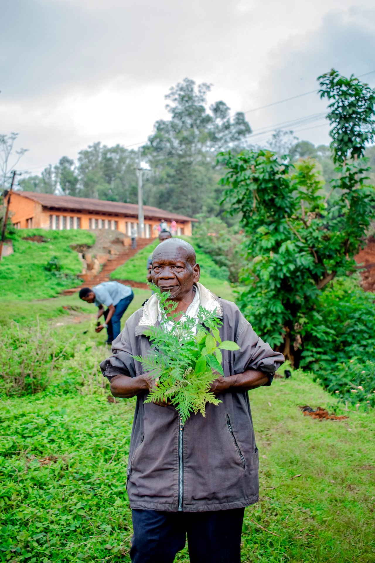 Producteur avec ses plants